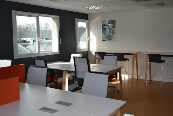 espace de coworking ambiance startup travail collaboratif